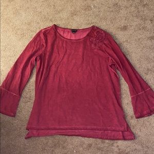 Long sleeve shirt with design on shoulder